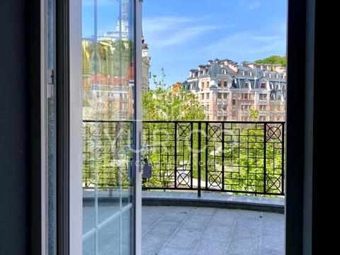 комерційна за адресою Дегтярна вул., 6