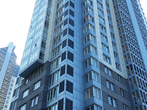 комерційна за адресою Дніпровська набережна вул., 1