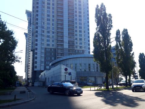 комерційна за адресою Дніпровська набережна вул., 1