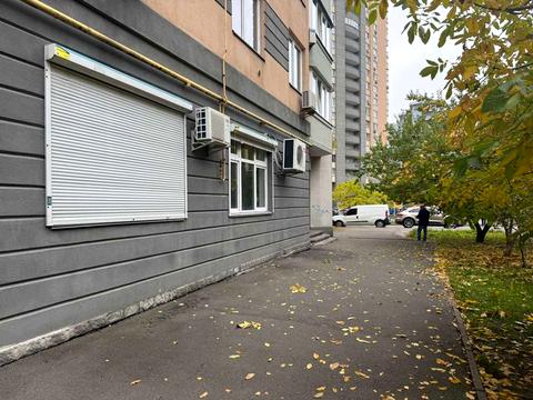 комерційна за адресою Раїси Окіпної вул., 8