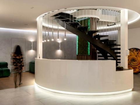 комерційна за адресою Андрія Верхогляда вул. (Михайла Драгомирова), 1-20а