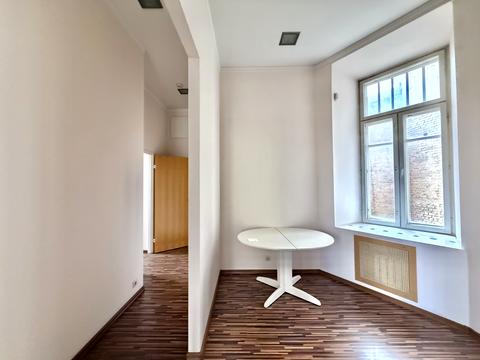 комерційна за адресою Костельна вул., 8