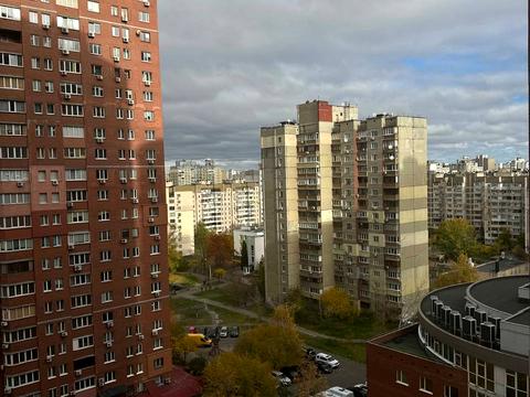 квартира за адресою Анни Ахматової вул., 13