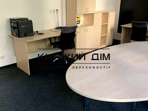 комерційна за адресою Інститутська вул., 24/7