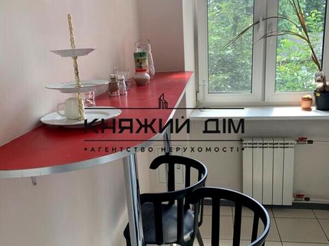 комерційна за адресою Інститутська вул., 24/7