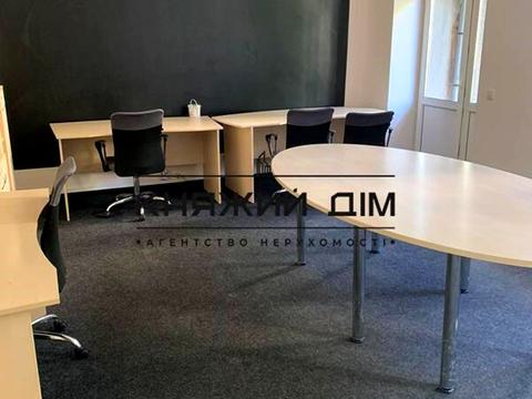 комерційна за адресою Інститутська вул., 24/7