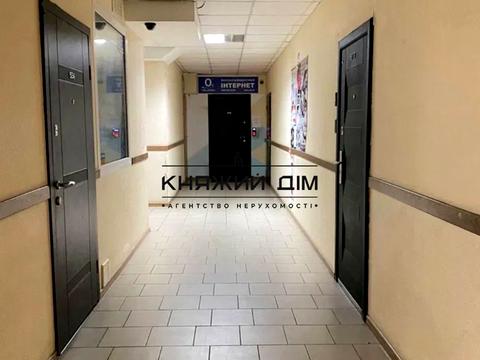 комерційна за адресою Лариси Руденко вул., 6-А