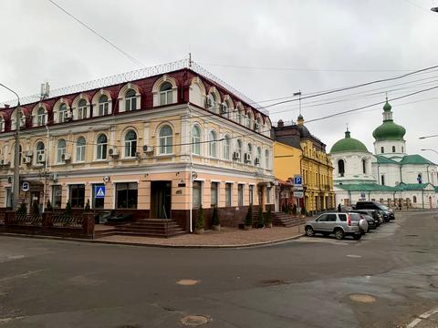 комерційна за адресою Хорива вул., 1А