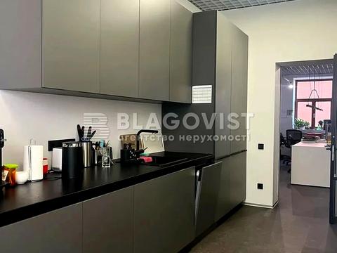 комерційна за адресою Воздвиженська вул., 14