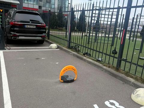 паркомісце за адресою Трускавецька вул., 8