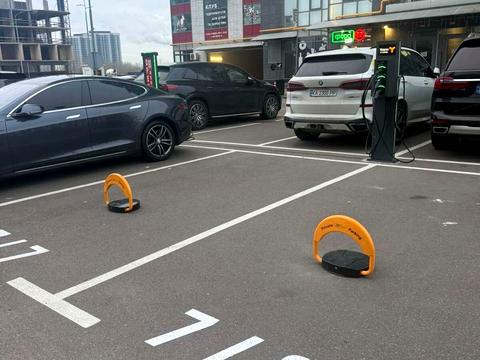 паркомісце за адресою Трускавецька вул., 8