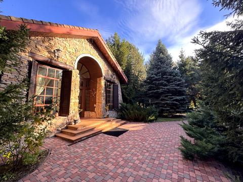 будинок за адресою Набережна вул.