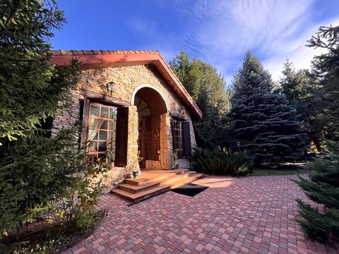 будинок за адресою Набережна вул.