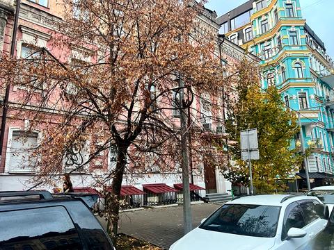 комерційна за адресою Володимирська вул., 6