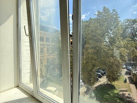 комерційна за адресою Трьохсвятительська вул., 4