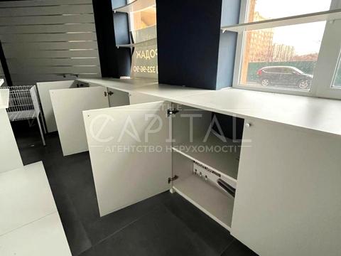 комерційна за адресою Абрикосова вул., 3-Б