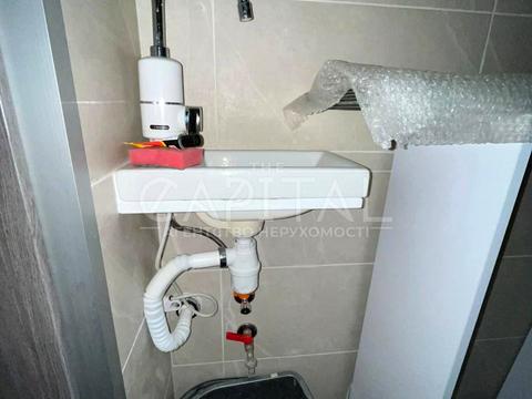 комерційна за адресою Абрикосова вул., 3-Б