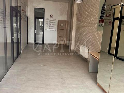 комерційна за адресою Паркова вул., 40