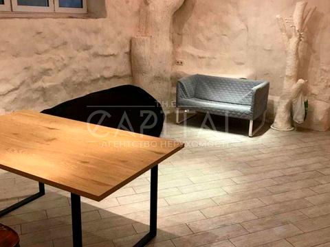 комерційна за адресою Інститутська вул., 22/7