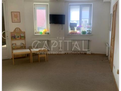 комерційна за адресою Анни Ахматової вул., 13