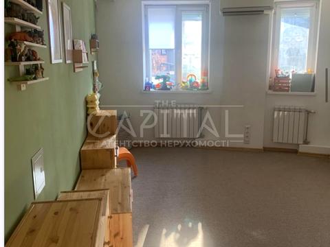 комерційна за адресою Анни Ахматової вул., 13