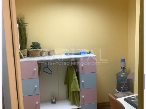 комерційна за адресою Анни Ахматової вул., 13