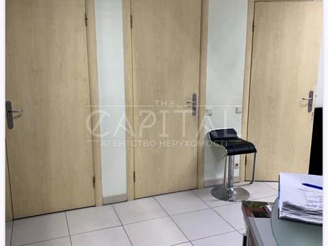 комерційна за адресою Анни Ахматової вул., 13