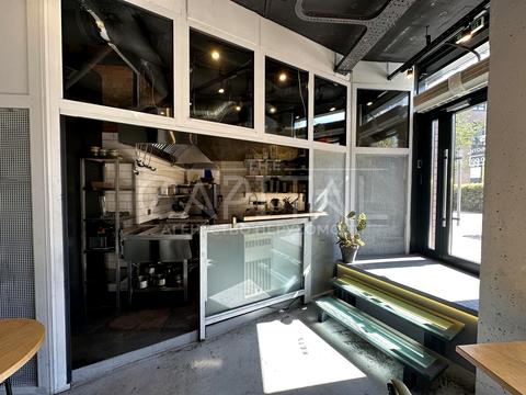 комерційна за адресою Салютна вул., 2к1