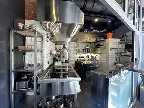 комерційна за адресою Салютна вул., 2к1