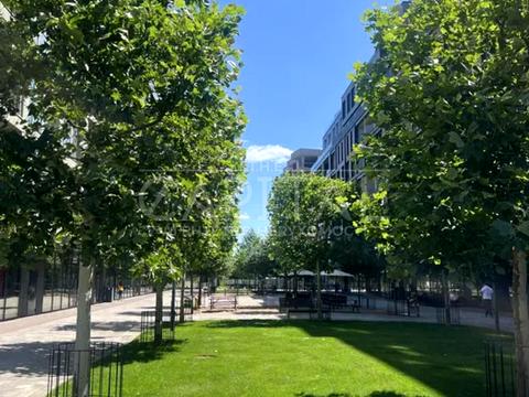 комерційна за адресою Київ, Набережно-Рибальська дорога вул., 3