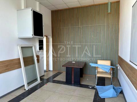 комерційна за адресою Василя Макуха вул. (Івана Шевцова), 1