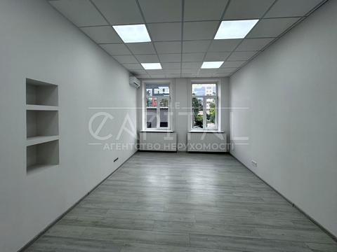 комерційна за адресою Жилянська вул., 31