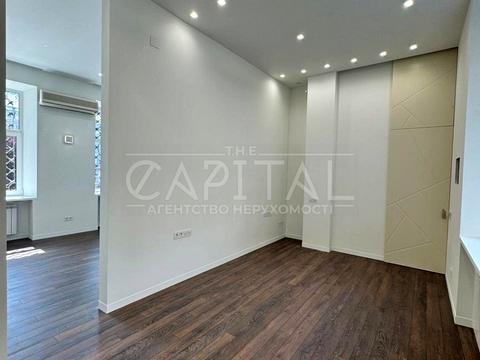 комерційна за адресою Володимирська вул., 48