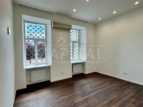 комерційна за адресою Володимирська вул., 48