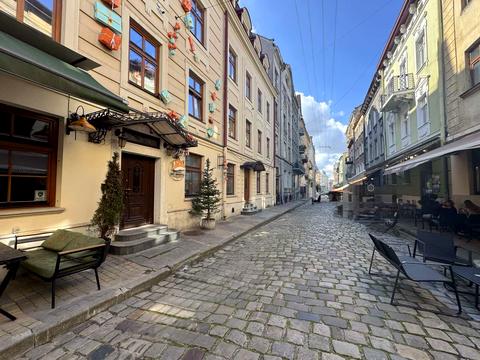 коммерческая по адресу Братьев Рогатинцев ул., 18