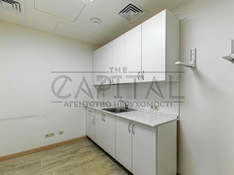 комерційна за адресою Володимирська вул., 4