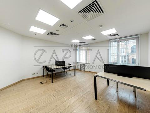 комерційна за адресою Володимирська вул., 4