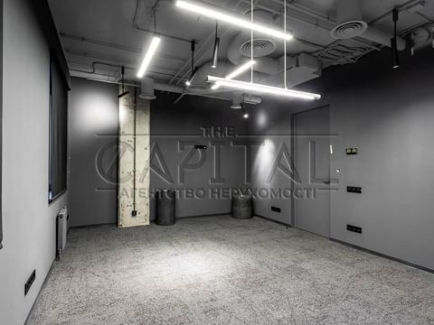 комерційна за адресою Володимирська вул., 1