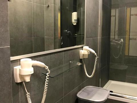 комерційна за адресою Київ, Анни Ахматової вул., 3