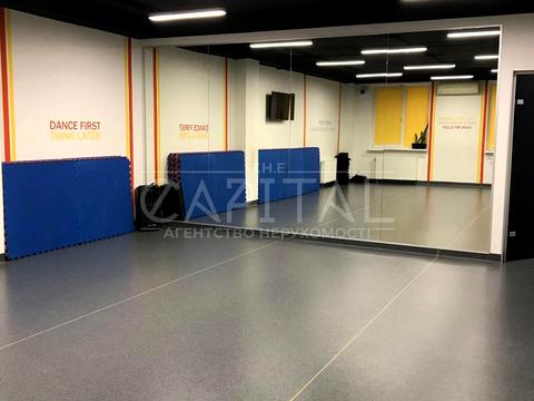 комерційна за адресою Київ, Анни Ахматової вул., 3