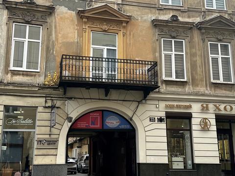 комерційна за адресою Дорошенка, 25