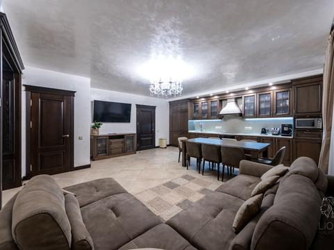 будинок за адресою Придорожна вул., 1Е