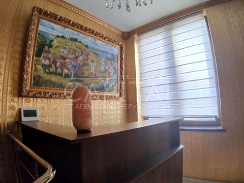 комерційна за адресою Анни Ахматової вул., 48