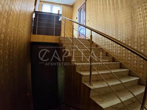 комерційна за адресою Анни Ахматової вул., 48