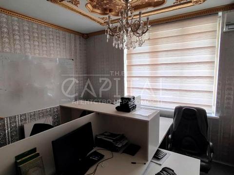 комерційна за адресою Анни Ахматової вул., 48