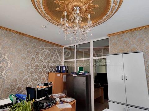 комерційна за адресою Анни Ахматової вул., 48