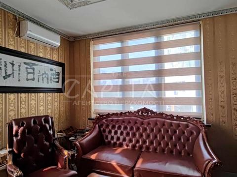 комерційна за адресою Анни Ахматової вул., 48