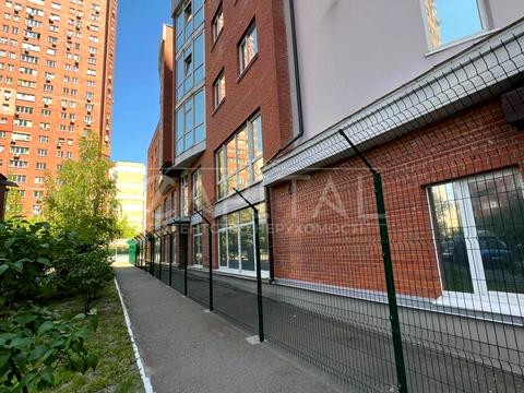 комерційна за адресою Київ, Анни Ахматової вул., 13е