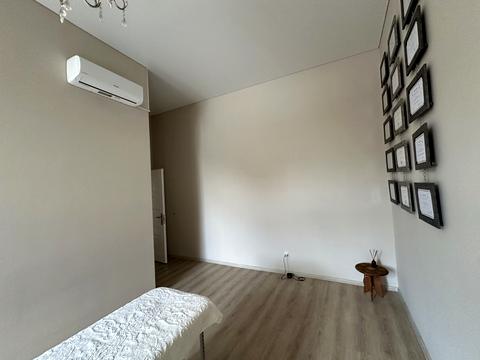 комерційна за адресою Корятовича пл., 3