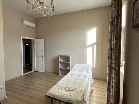 комерційна за адресою Корятовича пл., 3